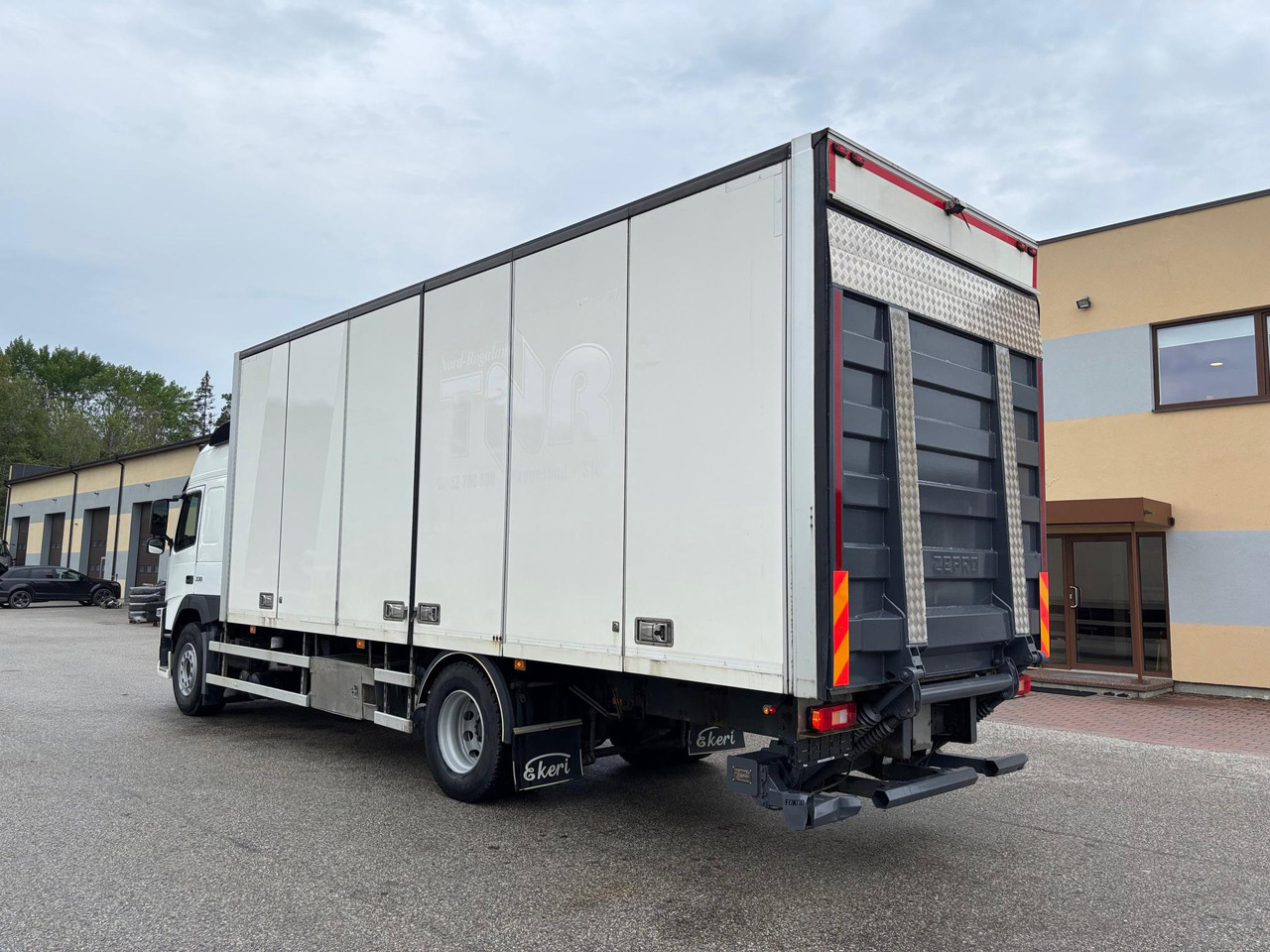 Truk box VOLVO FM330: gambar 6