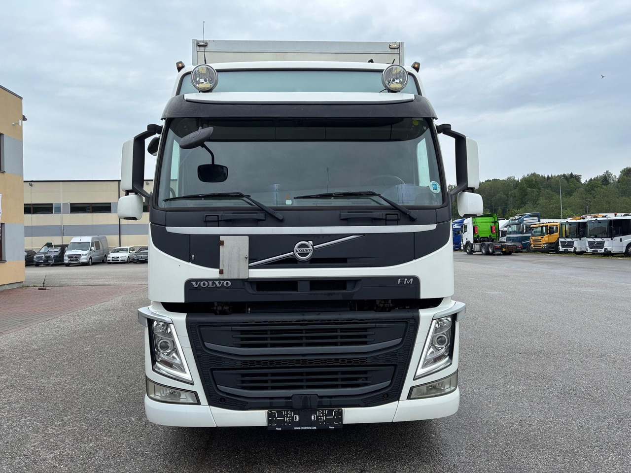VOLVO FM330 - Truk box: gambar 2 VOLVO FM330 - Truk box: gambar 2