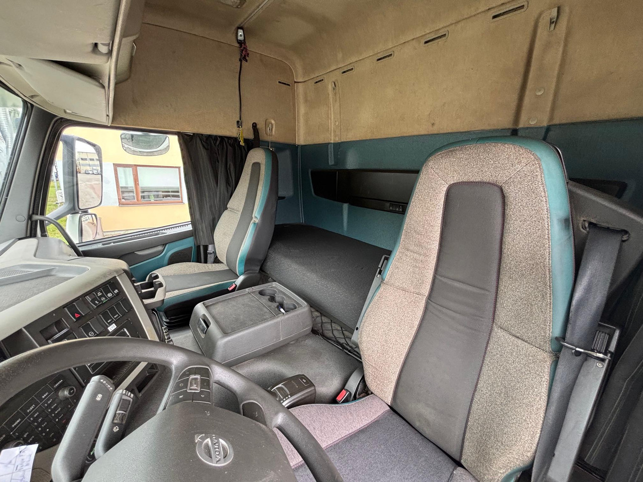 Truk box VOLVO FM330: gambar 16