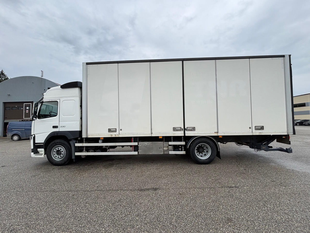 VOLVO FM330 - Truk box: gambar 5 VOLVO FM330 - Truk box: gambar 5