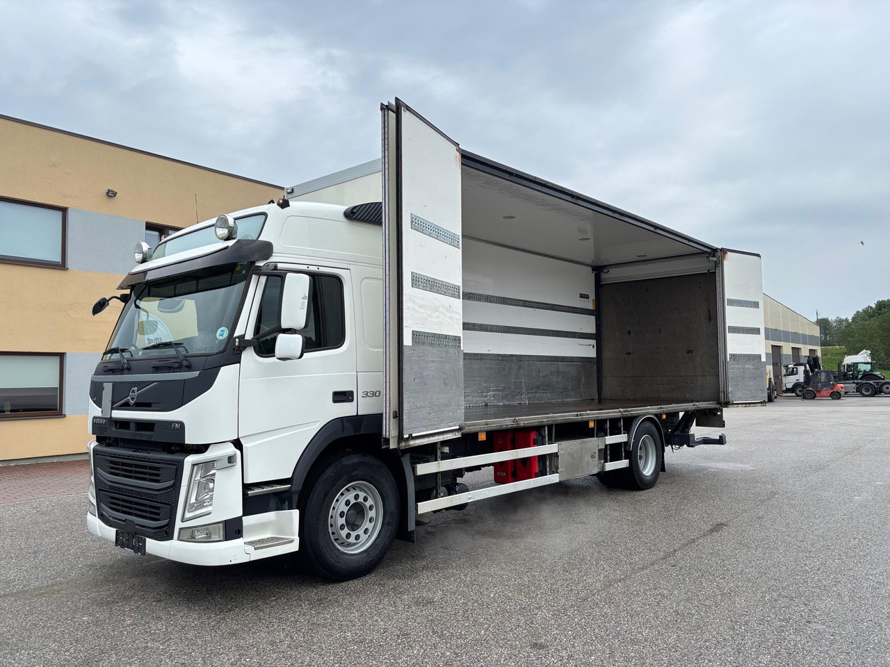 VOLVO FM330 - Truk box: gambar 4 VOLVO FM330 - Truk box: gambar 4