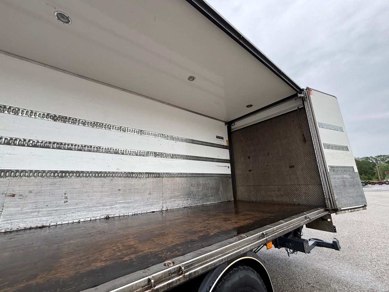 Truk box VOLVO FM330: gambar 13