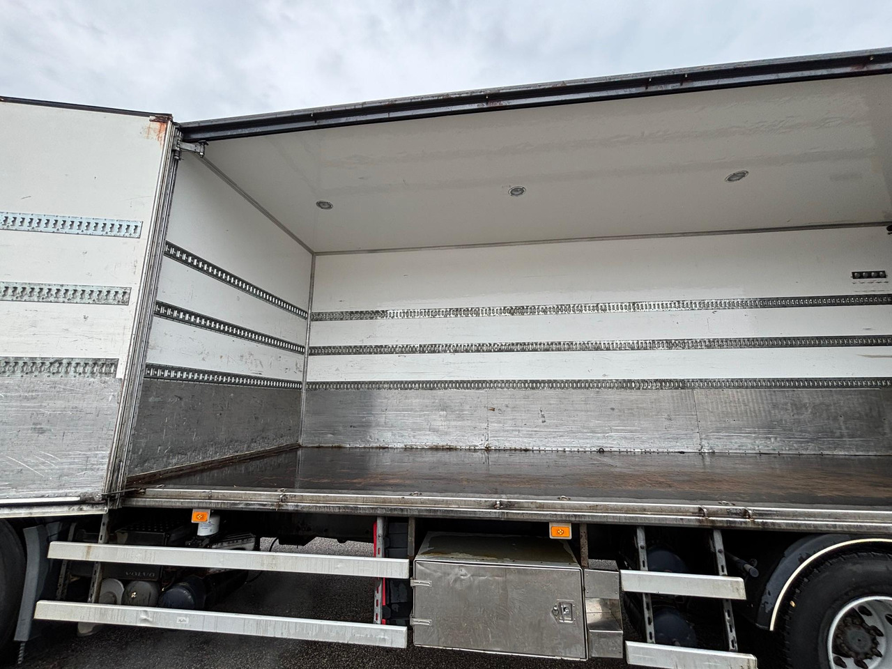 Truk box VOLVO FM330: gambar 12