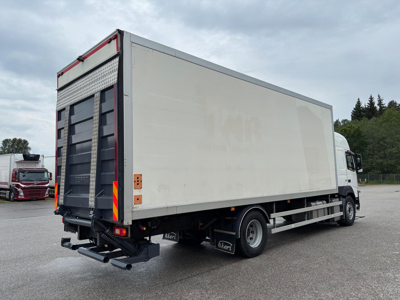 Truk box VOLVO FM330: gambar 8
