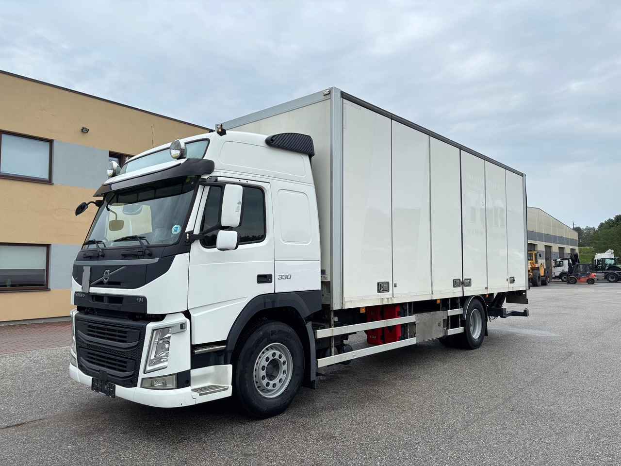 VOLVO FM330 - Truk box: gambar 3 VOLVO FM330 - Truk box: gambar 3
