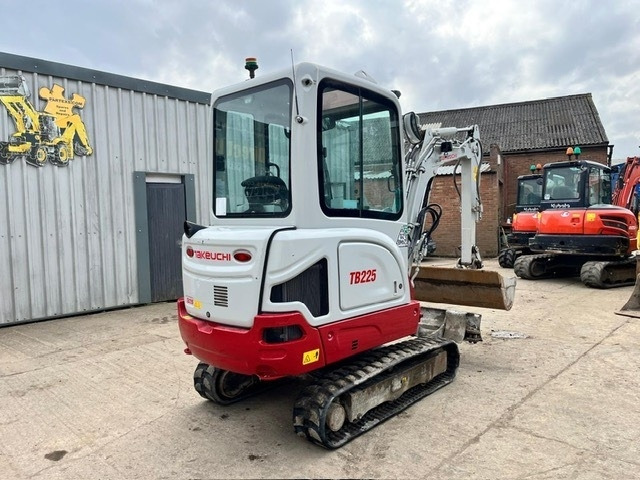 Takeuchi TB 225 - Ekskavator mini: gambar 3 Takeuchi TB 225 - Ekskavator mini: gambar 3