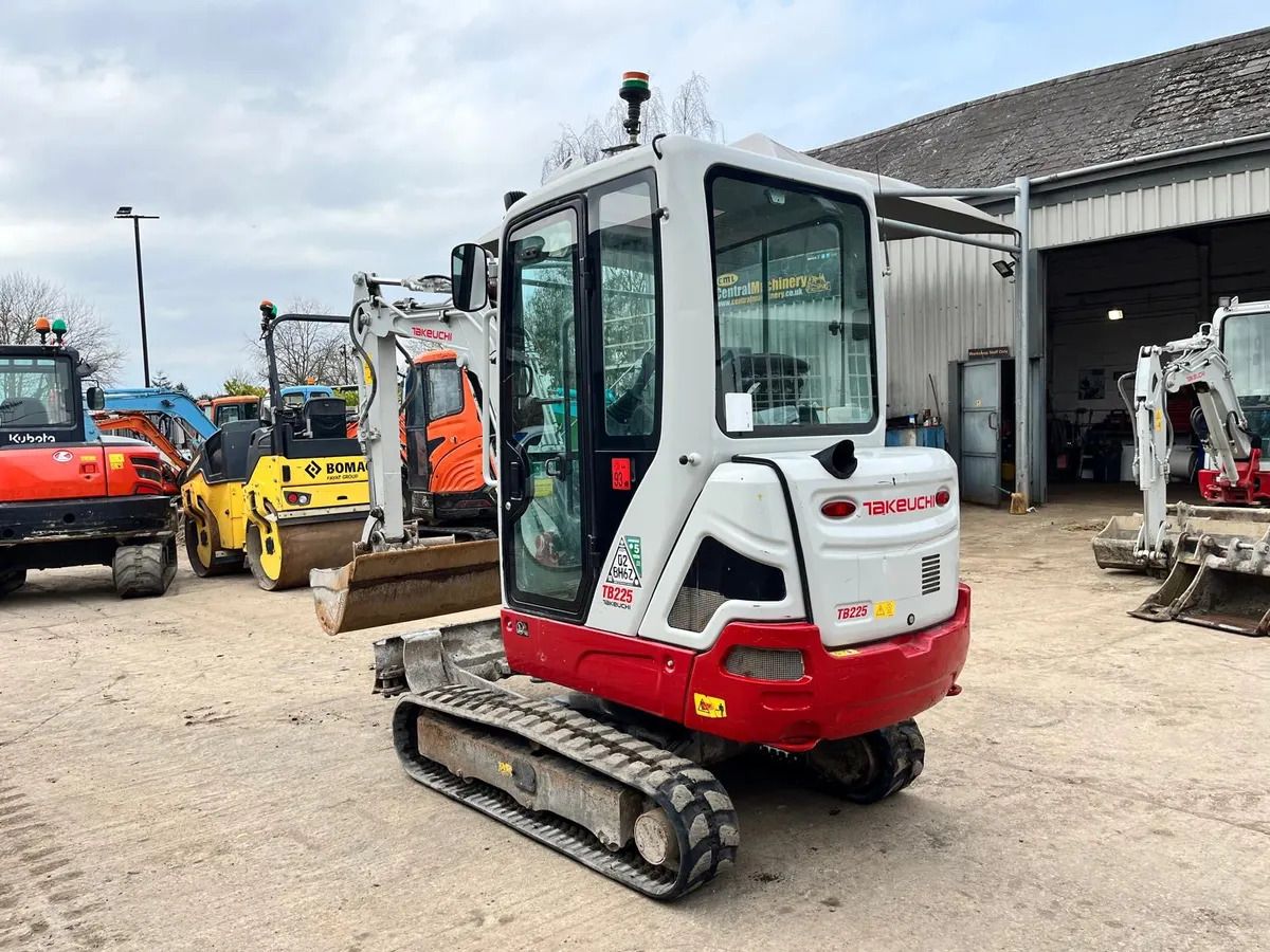 Takeuchi TB225 Stock No T244 - Ekskavator mini: gambar 4 Takeuchi TB225 Stock No T244 - Ekskavator mini: gambar 4