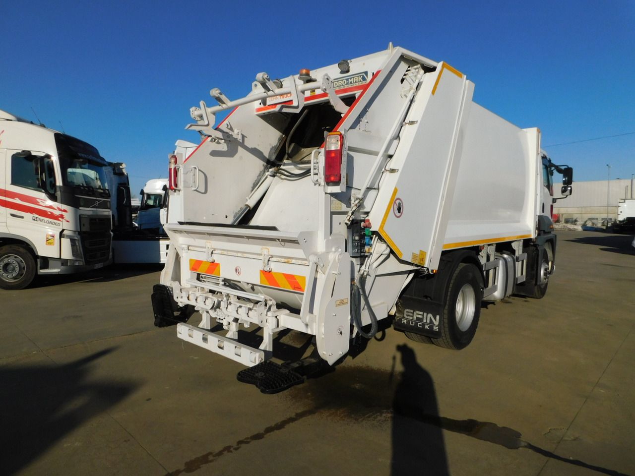 Ford 1833 4x2 dcab e6 9seso14409 - Truk sampah: gambar 3 Ford 1833 4x2 dcab e6 9seso14409 - Truk sampah: gambar 3