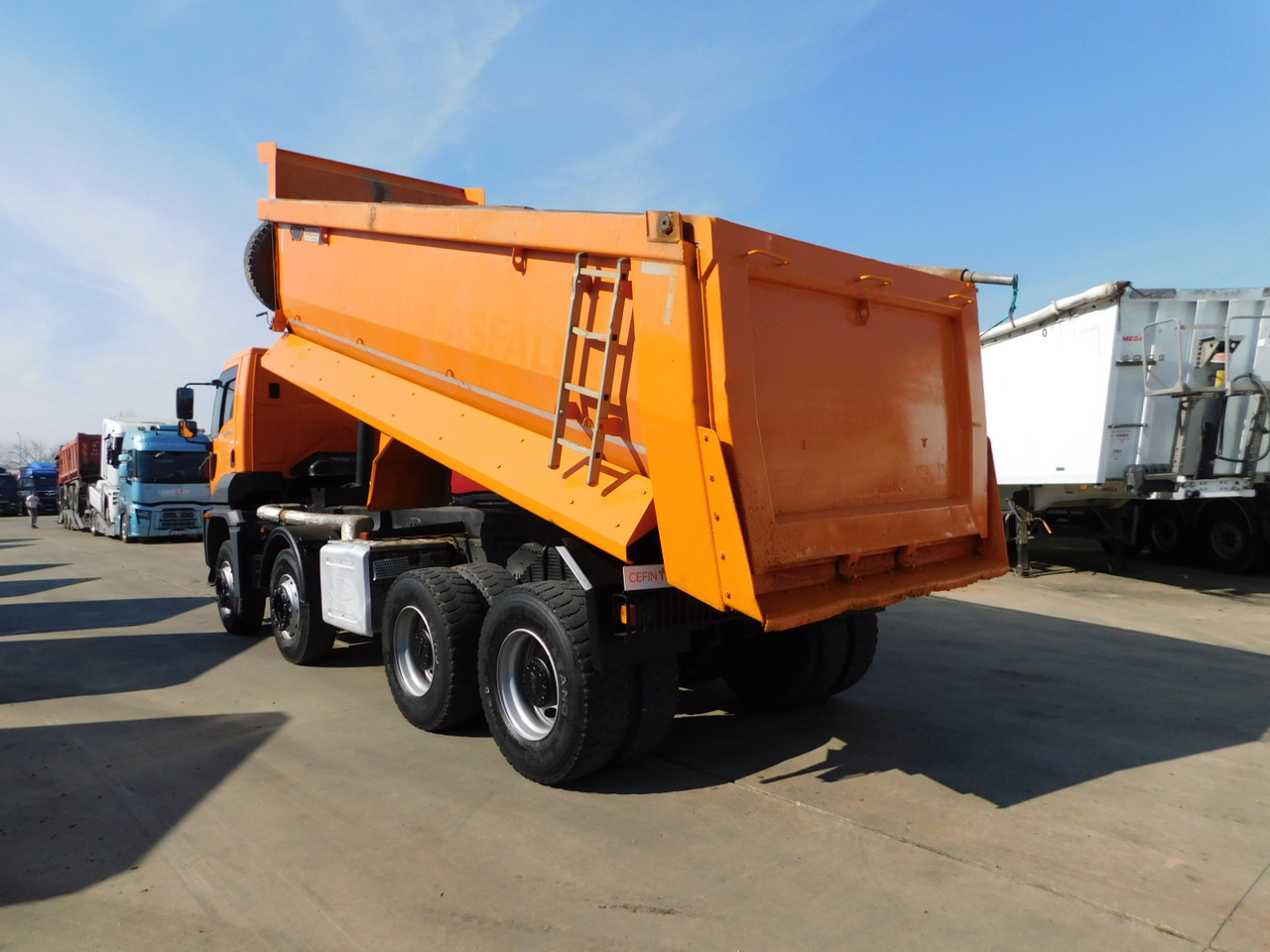 Ford 4142d 8x4 dcab e6 16s2230 - Truk jungkit: gambar 4 Ford 4142d 8x4 dcab e6 16s2230 - Truk jungkit: gambar 4