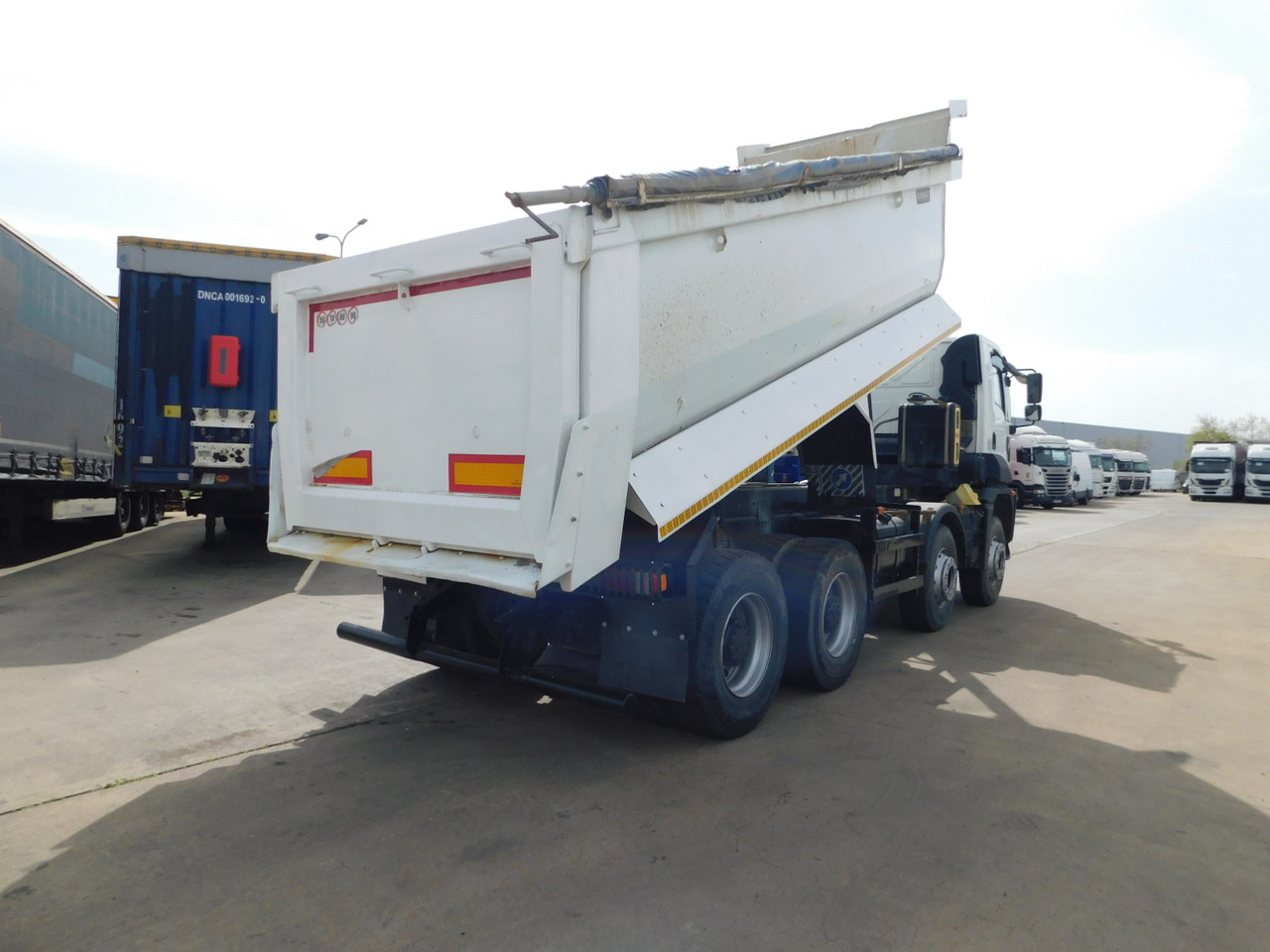Ford 4142d 8x4 dcab e6 16s2230 - Truk jungkit: gambar 3 Ford 4142d 8x4 dcab e6 16s2230 - Truk jungkit: gambar 3