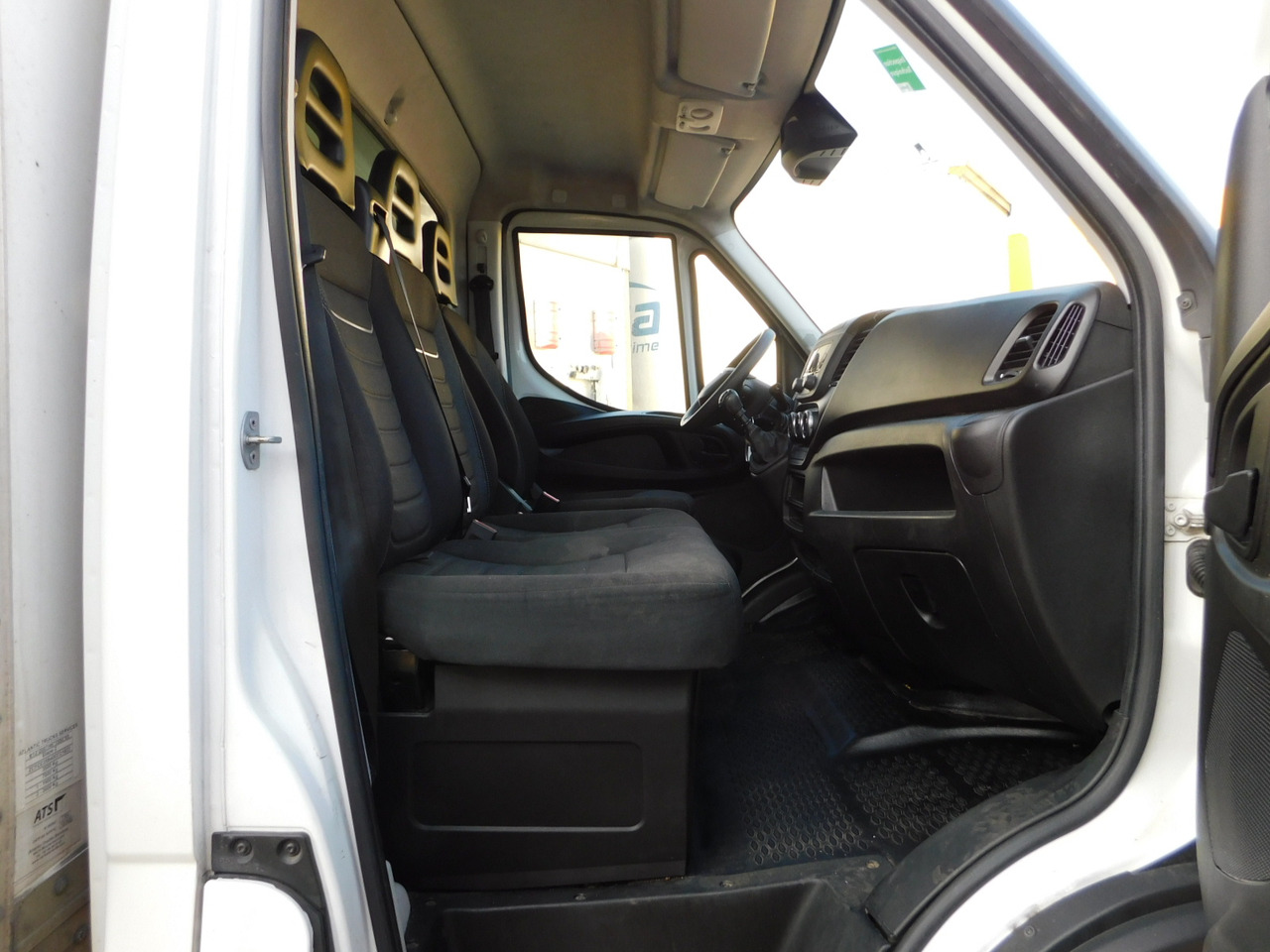 Iveco 35c16h30 - Van box: gambar 5 Iveco 35c16h30 - Van box: gambar 5