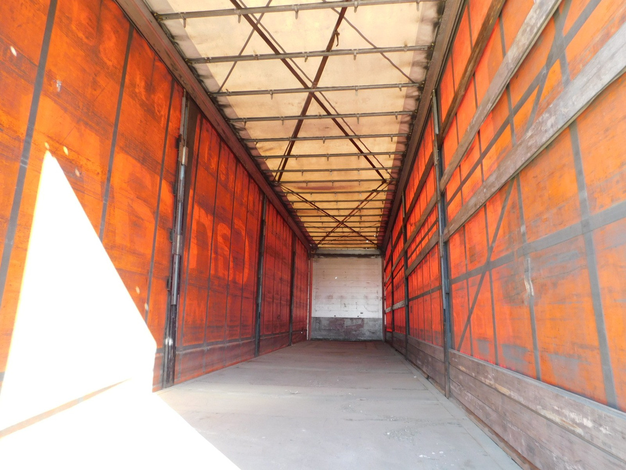 Schmitz S02 - Semi-trailer dengan terpal samping: gambar 5 Schmitz S02 - Semi-trailer dengan terpal samping: gambar 5
