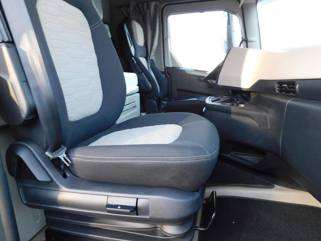 Ford F max 4x2 scab e6 12tx2620 - Tractor head: gambar 5 Ford F max 4x2 scab e6 12tx2620 - Tractor head: gambar 5