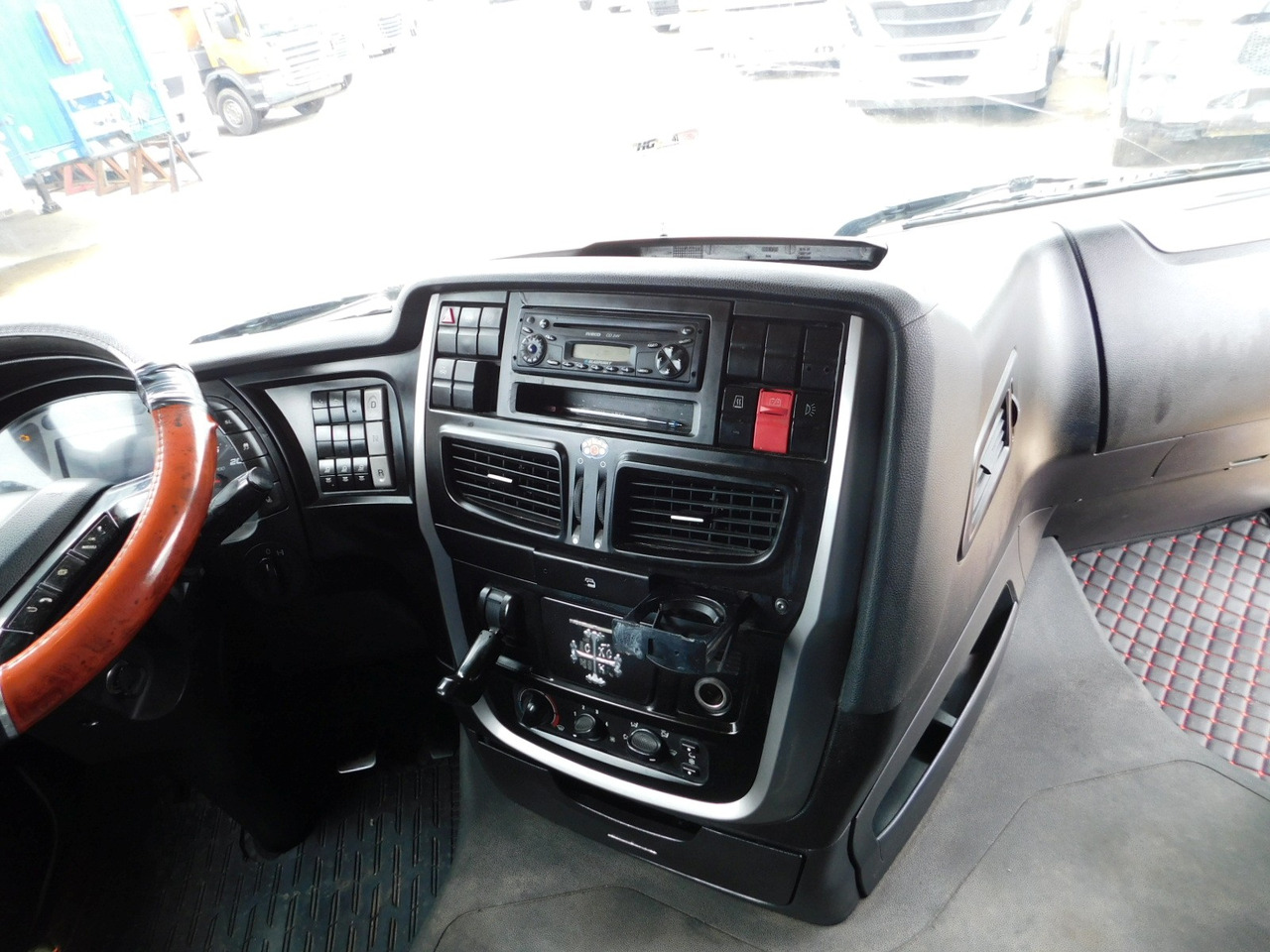 Tractor head Iveco As440tp: gambar 7 Tractor head Iveco As440tp: gambar 7