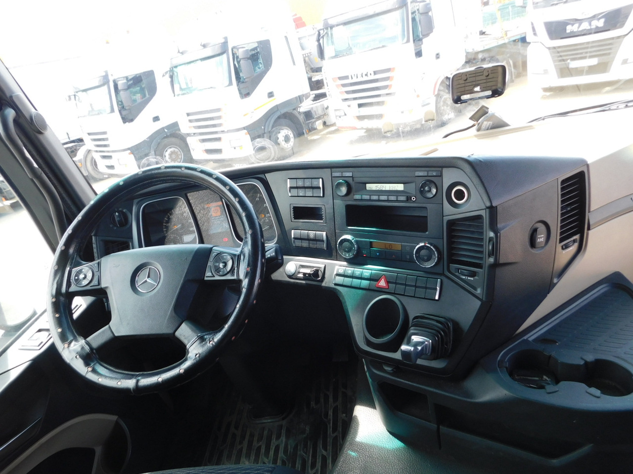 Interior photo 1: Tractor head Mercedes Actros 1842