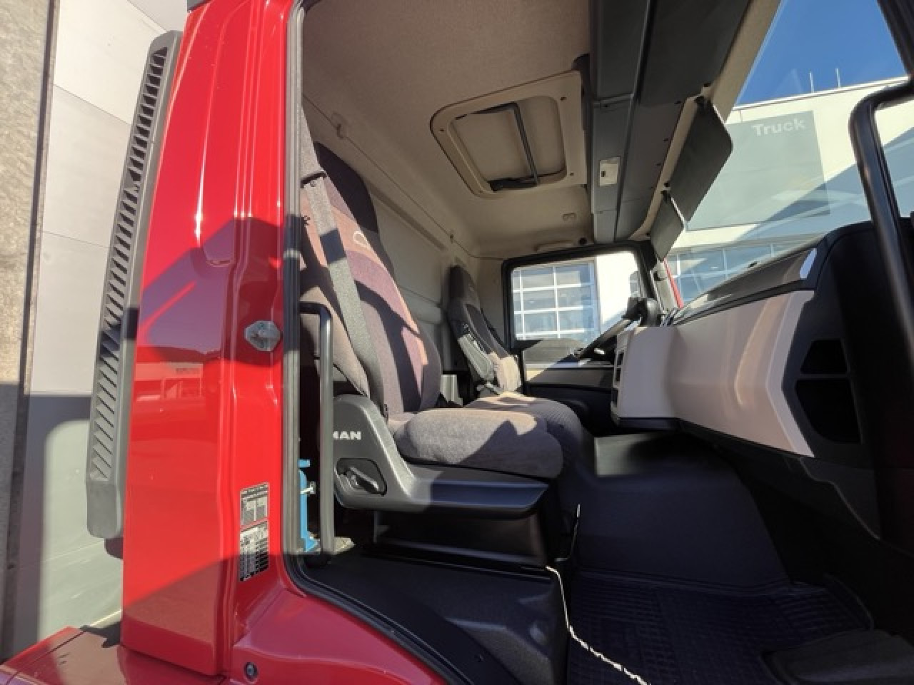 MAN TGM 18.320 4x2 BL Durchladbar - mit Tandemhänger - Truk dengan terpal samping: gambar 5 MAN TGM 18.320 4x2 BL Durchladbar - mit Tandemhänger - Truk dengan terpal samping: gambar 5