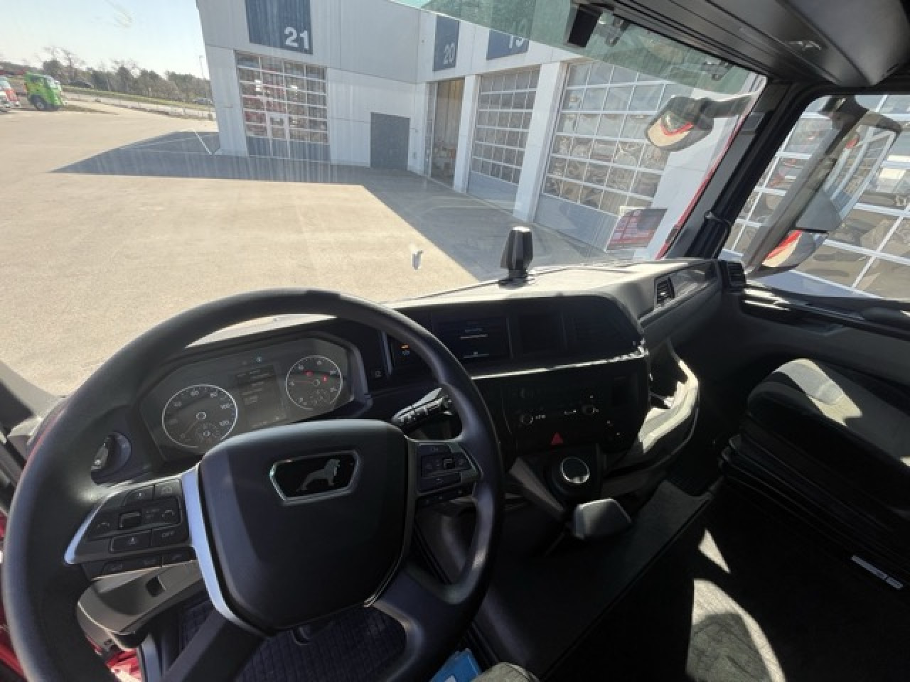 MAN TGX 26.470 6x2-4 LL - neu bereift Euro6 Intarder - Pengangkut kontainer/ Container truck: gambar 4 MAN TGX 26.470 6x2-4 LL - neu bereift Euro6 Intarder - Pengangkut kontainer/ Container truck: gambar 4