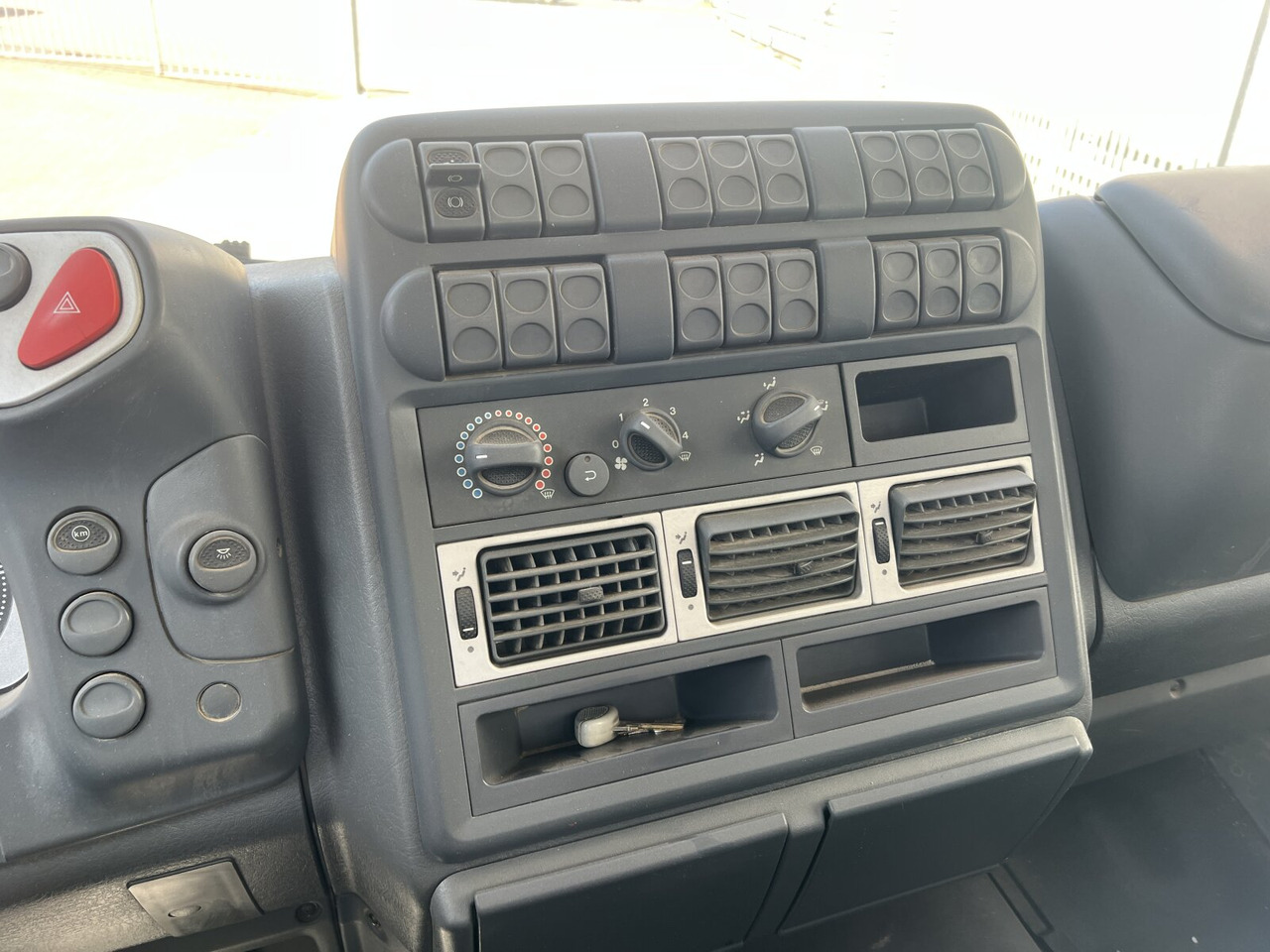 EuroCargo ML80E18K 4x2 EuroCargo ML80E18K 4x2 - Truk jungkit: gambar 5 EuroCargo ML80E18K 4x2 EuroCargo ML80E18K 4x2 - Truk jungkit: gambar 5