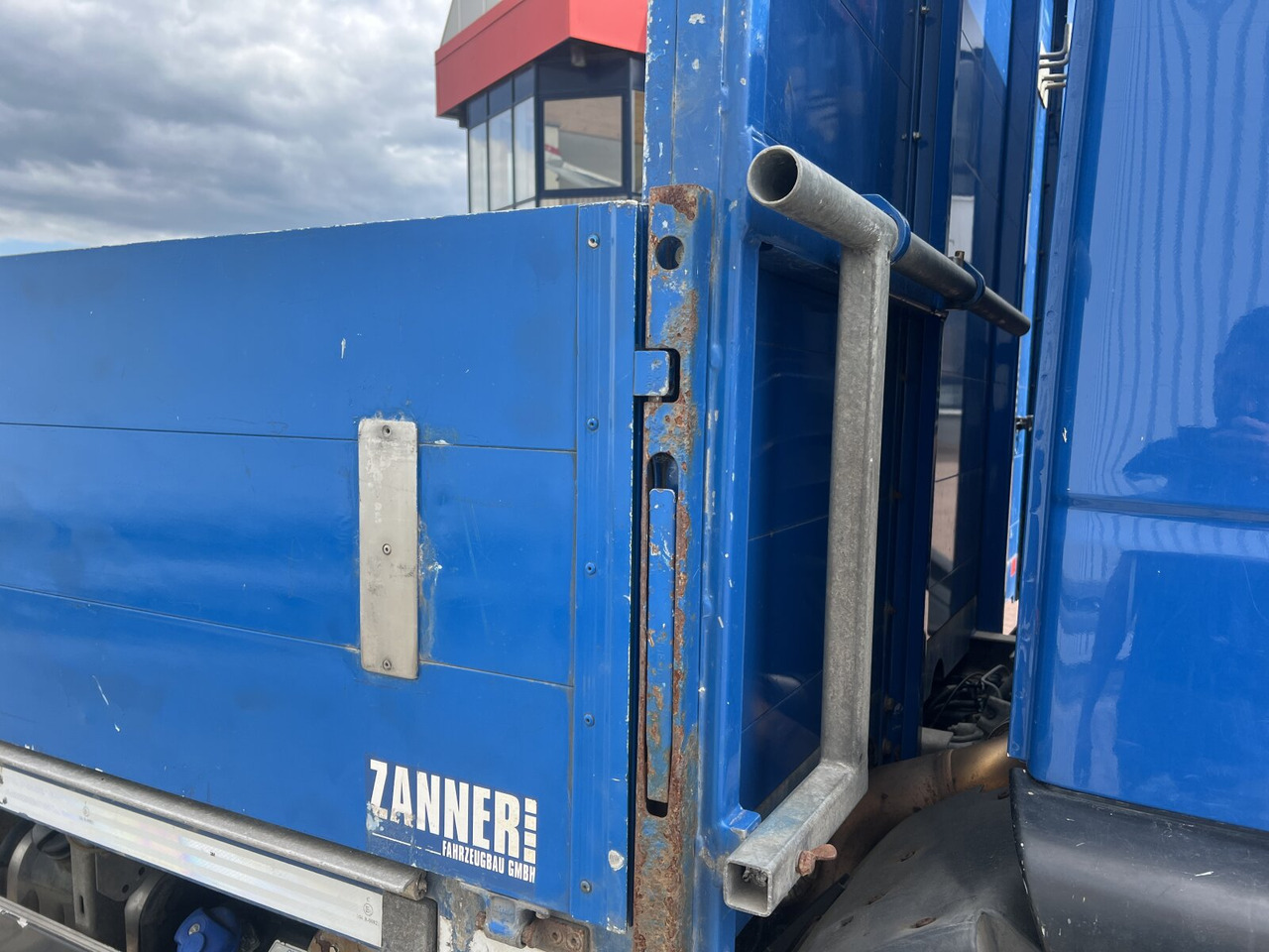 Iveco EuroCargo ML140E25/P 4x2 EuroCargo ML140E25/P 4x2, EEV, 6-Zylinder, 2x AHK - Truk flatbed: gambar 5 Iveco EuroCargo ML140E25/P 4x2 EuroCargo ML140E25/P 4x2, EEV, 6-Zylinder, 2x AHK - Truk flatbed: gambar 5