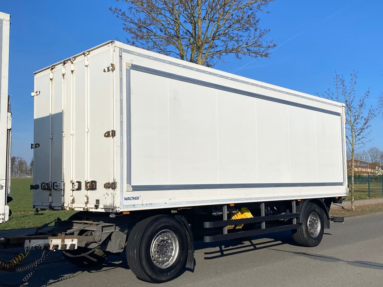 Kofferanhänger mit LBW Kofferanhänger mit LBW, Durchladesystem - Trailer kotak tertutup: gambar 1 Kofferanhänger mit LBW Kofferanhänger mit LBW, Durchladesystem - Trailer kotak tertutup: gambar 1