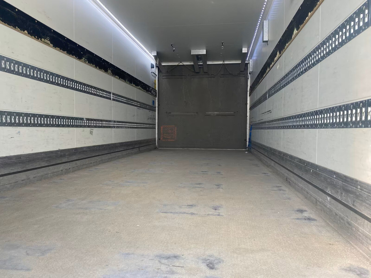 Kofferanhänger mit LBW Kofferanhänger mit LBW, Durchladesystem - Trailer kotak tertutup: gambar 4 Kofferanhänger mit LBW Kofferanhänger mit LBW, Durchladesystem - Trailer kotak tertutup: gambar 4