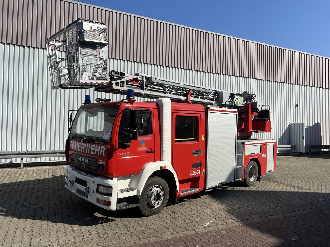 MAN LE 15.255 4x2 LLC Doka, Metz DLA-K 12/9 Drehleiter LE 15.255 4x2 LLC Doka, Metz DLA-K 12/9 Feuerwehr Drehleiter - Ambulans: gambar 1 MAN LE 15.255 4x2 LLC Doka, Metz DLA-K 12/9 Drehleiter LE 15.255 4x2 LLC Doka, Metz DLA-K 12/9 Feuerwehr Drehleiter - Ambulans: gambar 1