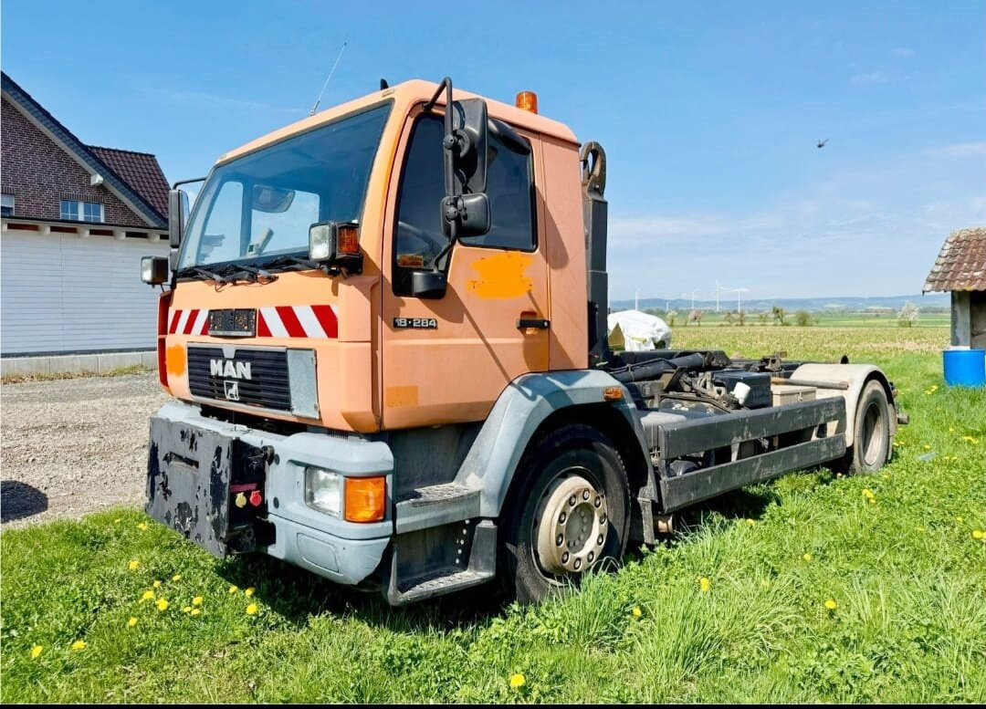 MAN LE 18.280 4x2 LL LE 18.280 4x2 LL, 6-Zylinder, Winterdienstausstattung - Hook lift: gambar 1 MAN LE 18.280 4x2 LL LE 18.280 4x2 LL, 6-Zylinder, Winterdienstausstattung - Hook lift: gambar 1
