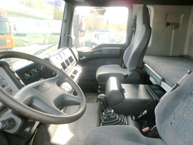 Interior photo 1: Truk sasis MAN TGA 18.360 4x2