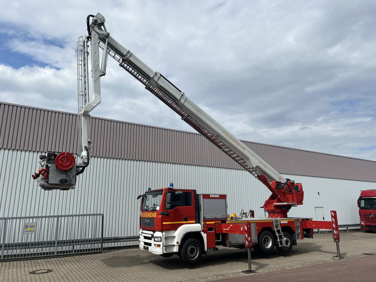 MAN TGA 26.360 6x2-2 LL, Magirus ALP 375 TGA 26.360 6x2-2 LL, Magirus ALP 375 - Ambulans: gambar 1 MAN TGA 26.360 6x2-2 LL, Magirus ALP 375 TGA 26.360 6x2-2 LL, Magirus ALP 375 - Ambulans: gambar 1