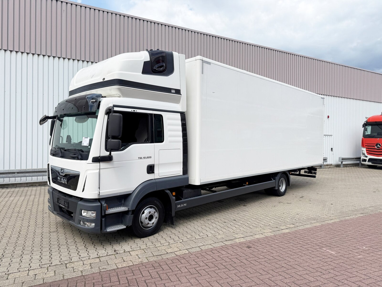 MAN TGL 12.220 4x2 BL TGL 12.220 4x2 BL, TopSleeper, Navi - Truk box: gambar 1 MAN TGL 12.220 4x2 BL TGL 12.220 4x2 BL, TopSleeper, Navi - Truk box: gambar 1
