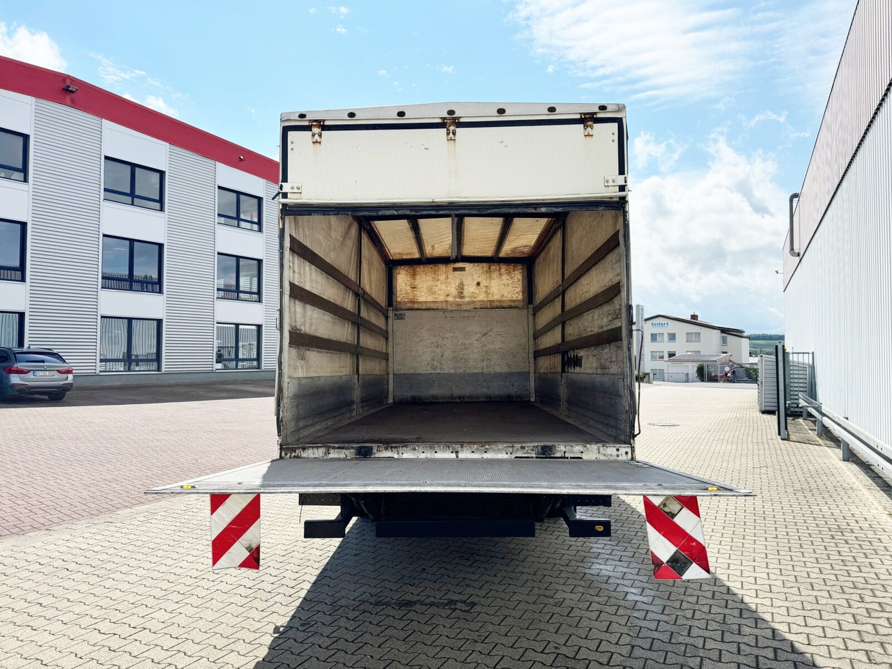 Truk flatbed MAN TGL 7.150 4x2 BB TGL 7.150 4x2 BB mit LBW MBB (BJ. 2019): gambar 12 Truk flatbed MAN TGL 7.150 4x2 BB TGL 7.150 4x2 BB mit LBW MBB (BJ. 2019): gambar 12