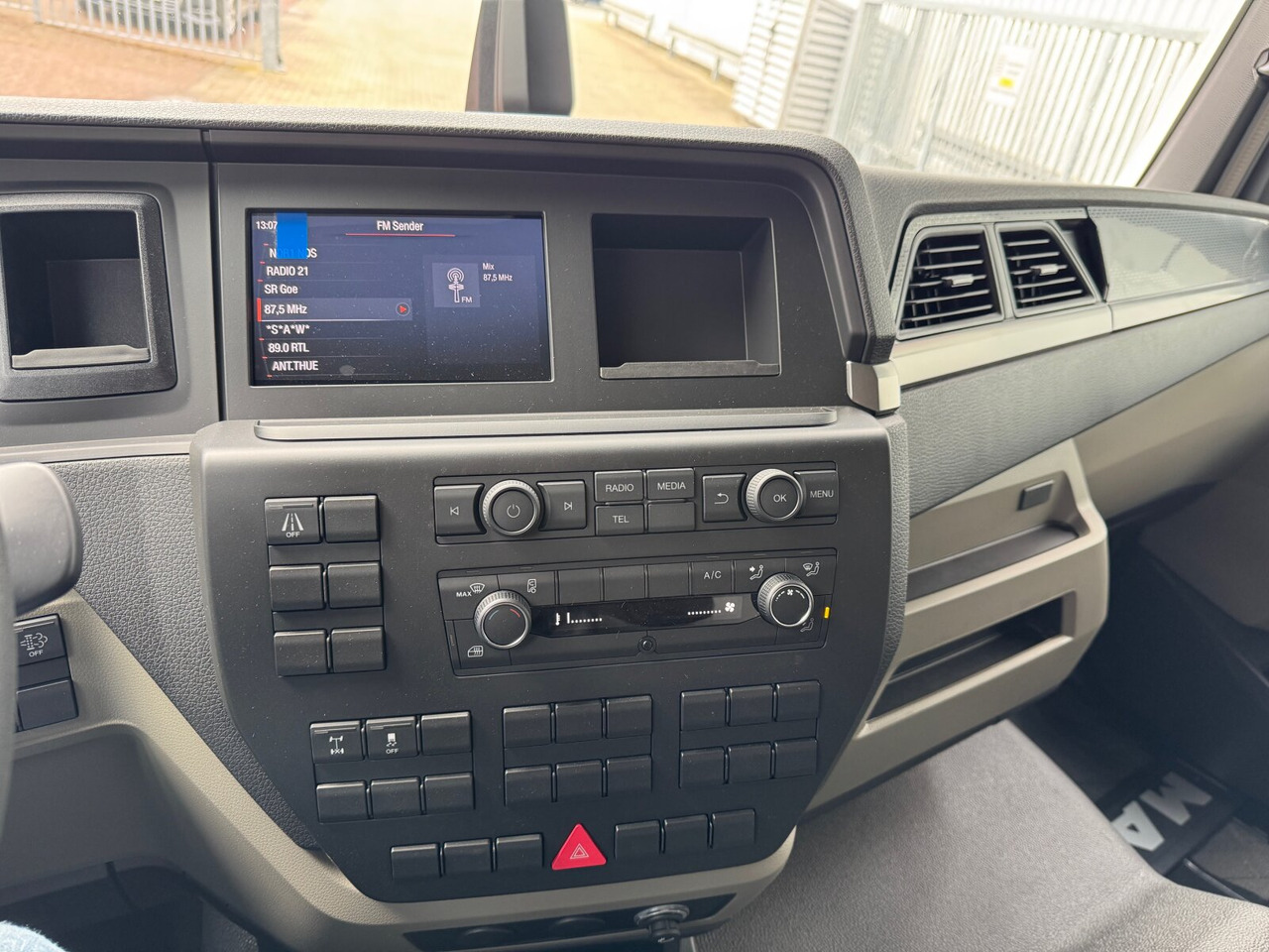 MAN TGL 8.160 4x2 BL CH TGL 8.160 4x2 BL CH, 3x VORHANDEN! - Truk sasis: gambar 5 MAN TGL 8.160 4x2 BL CH TGL 8.160 4x2 BL CH, 3x VORHANDEN! - Truk sasis: gambar 5