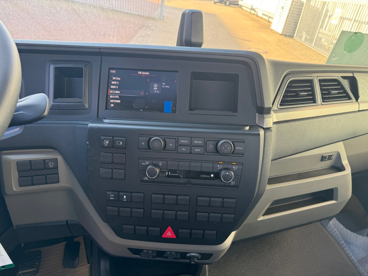 MAN TGL 8.190 4x2 BB CH TGL 8.190 4x2 BB CH, Nebenantrieb, 2x VORHANDEN - Truk sasis: gambar 4 MAN TGL 8.190 4x2 BB CH TGL 8.190 4x2 BB CH, Nebenantrieb, 2x VORHANDEN - Truk sasis: gambar 4