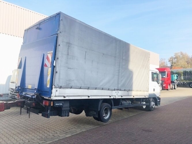 MAN TGL 8.210 BL 4x2 TGL 8.210 BL 4x2 mit LBW, Motorschaden! - Truk dengan terpal samping: gambar 4 MAN TGL 8.210 BL 4x2 TGL 8.210 BL 4x2 mit LBW, Motorschaden! - Truk dengan terpal samping: gambar 4