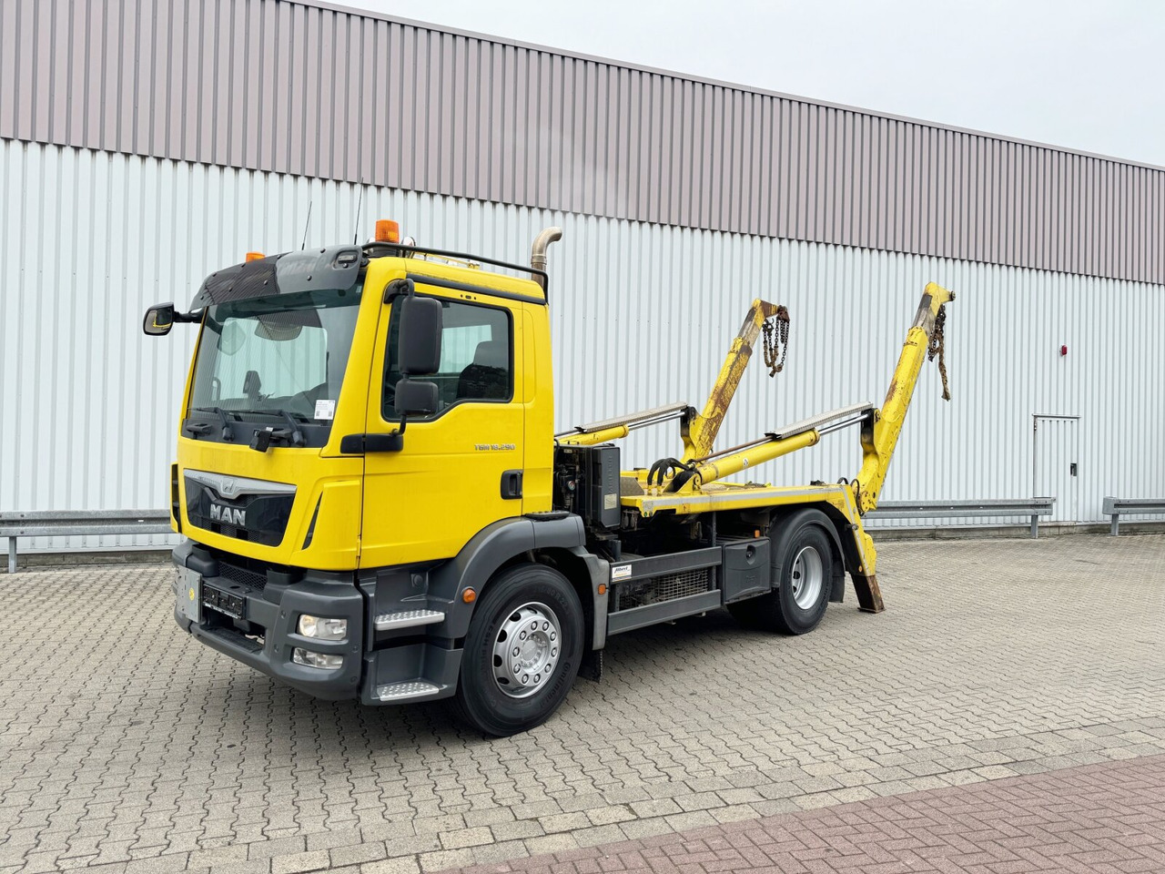 MAN TGM 18.290 4x2 BL TGM 18.290 4x2 BL, Meiller Teleabsetzkipper, Funk - Truk skip loader: gambar 1 MAN TGM 18.290 4x2 BL TGM 18.290 4x2 BL, Meiller Teleabsetzkipper, Funk - Truk skip loader: gambar 1