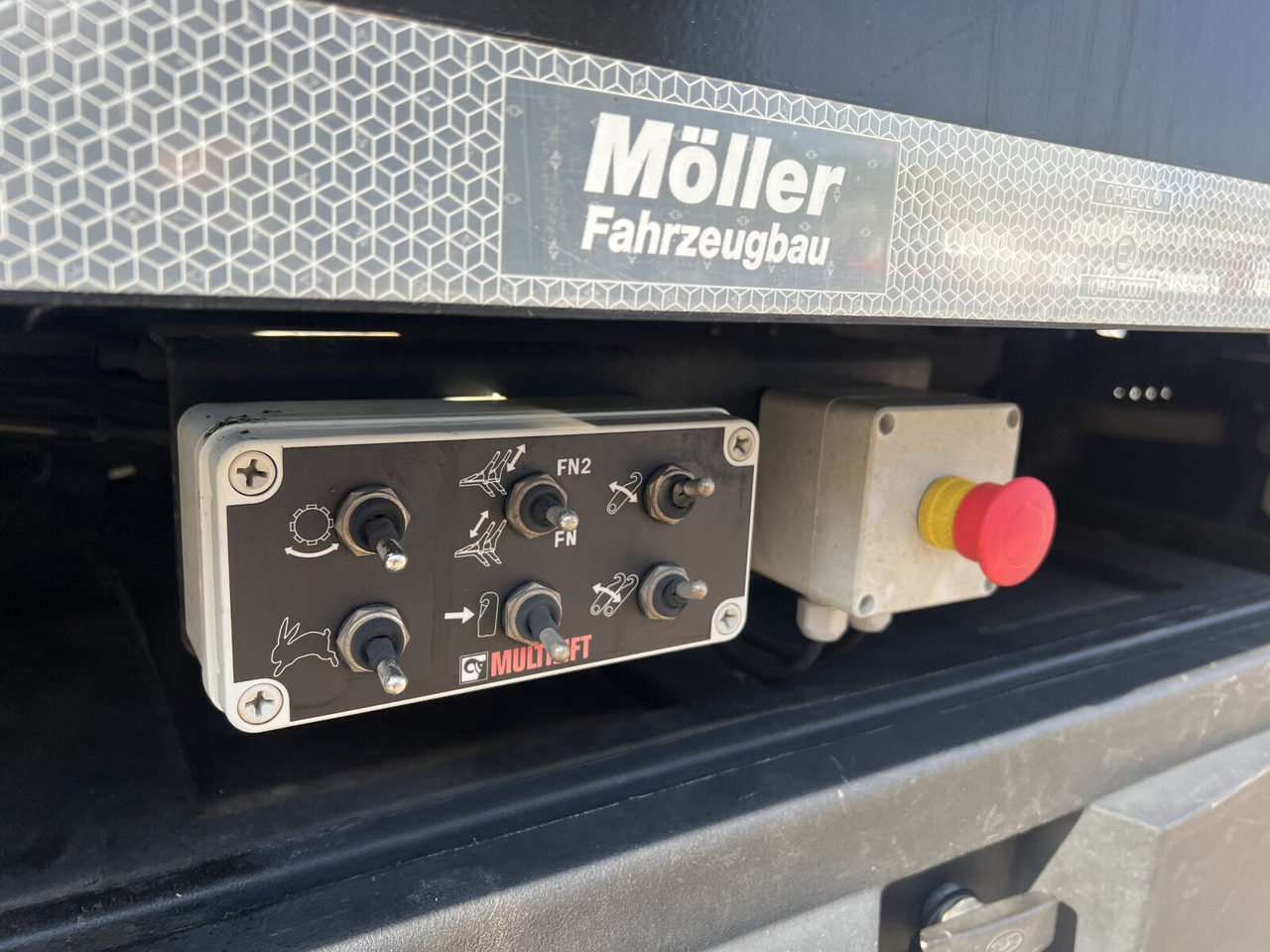 MAN TGM 18.320 4x2 BL TGM 18.320 4x2 BL, Hiab Tele-Absetzanlage, Funk - Truk skip loader: gambar 5 MAN TGM 18.320 4x2 BL TGM 18.320 4x2 BL, Hiab Tele-Absetzanlage, Funk - Truk skip loader: gambar 5