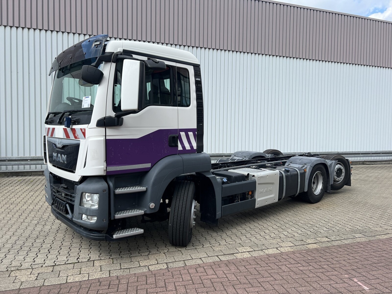 MAN TGS 26.320 6X2-4 BL TGS 26.320 6X2-4 BL, Lenk-/Liftachse, Rechtslenker, Export Only! - Truk sasis: gambar 1 MAN TGS 26.320 6X2-4 BL TGS 26.320 6X2-4 BL, Lenk-/Liftachse, Rechtslenker, Export Only! - Truk sasis: gambar 1