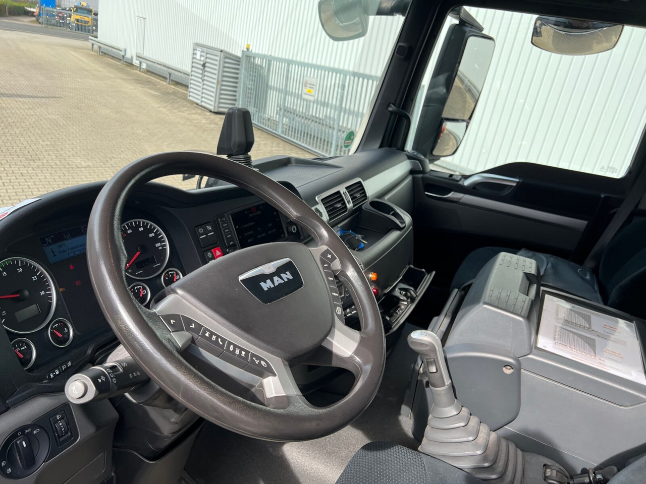 MAN TGS 26.360/400 6x2-4 BL TGS 26.360/400 6x2-4 BL, Lenk-/Lift, Kran Atlas AK 206.3E A5, Funk - Truk derek, Truk flatbed: gambar 3 MAN TGS 26.360/400 6x2-4 BL TGS 26.360/400 6x2-4 BL, Lenk-/Lift, Kran Atlas AK 206.3E A5, Funk - Truk derek, Truk flatbed: gambar 3