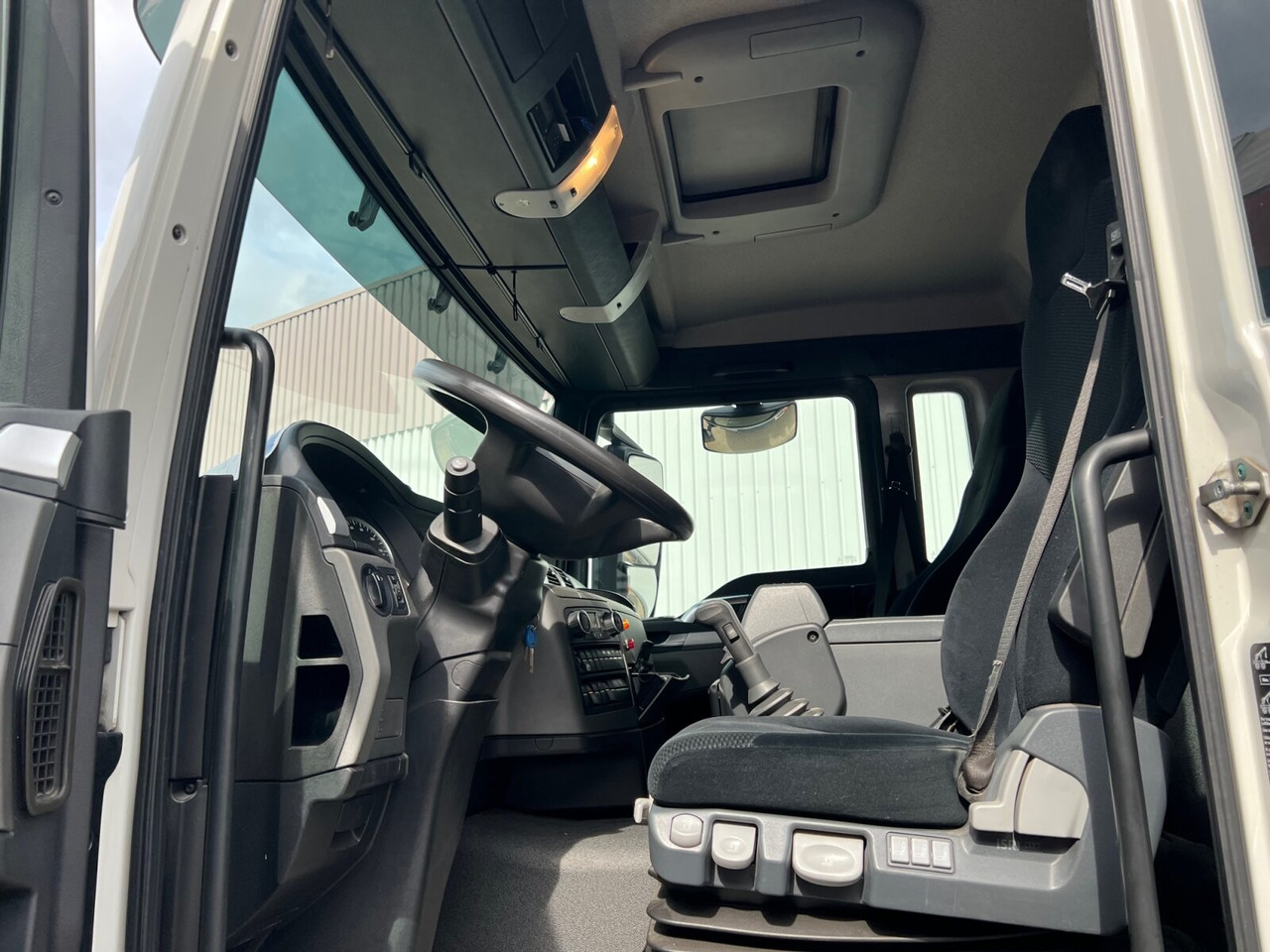 MAN TGS 26.360/400 6x2-4 BL TGS 26.360/400 6x2-4 BL, Lenk-/Lift, Kran Atlas AK 206.3E A5, Funk - Truk derek, Truk flatbed: gambar 2 MAN TGS 26.360/400 6x2-4 BL TGS 26.360/400 6x2-4 BL, Lenk-/Lift, Kran Atlas AK 206.3E A5, Funk - Truk derek, Truk flatbed: gambar 2