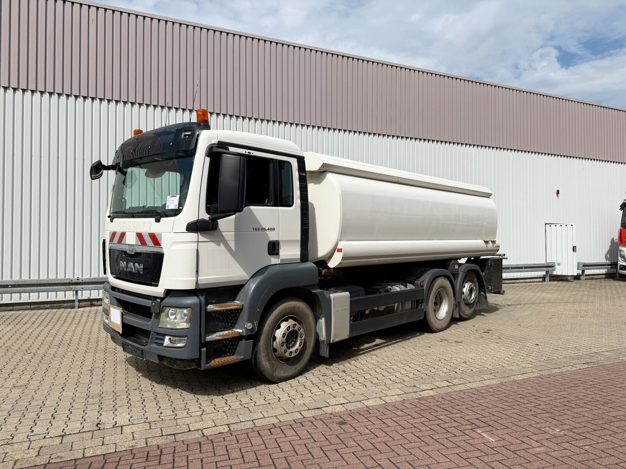 MAN TGS 26.400 6x2-4 BL TGS 26.400 6x2-4 BL, Liftachse, ADR, Esterer Tank ca. 20.030l, 3 Kammern, Funk - Truk tangki: gambar 1 MAN TGS 26.400 6x2-4 BL TGS 26.400 6x2-4 BL, Liftachse, ADR, Esterer Tank ca. 20.030l, 3 Kammern, Funk - Truk tangki: gambar 1
