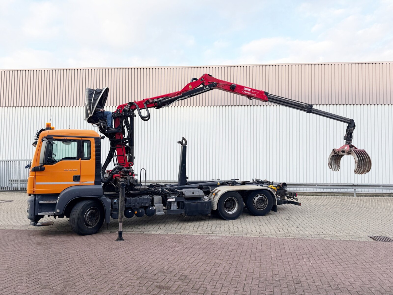 MAN TGS 26.400 6x2-4 BL TGS 26.400 6x2-4 BL, Motorabtrieb, Lenk-/Liftachse, Kran Epsilon Q180ZR95TR - Hook lift, Truk derek: gambar 2 MAN TGS 26.400 6x2-4 BL TGS 26.400 6x2-4 BL, Motorabtrieb, Lenk-/Liftachse, Kran Epsilon Q180ZR95TR - Hook lift, Truk derek: gambar 2