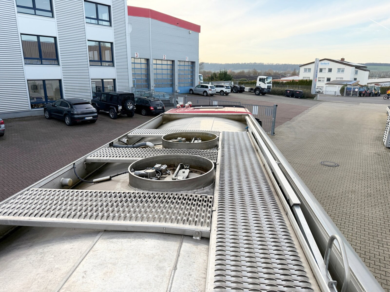 MAN TGS 26.400 6x2-4 LL TGS 26.400 6x2-4 LL, Lenk-/Lift, Navi, ADR, Esterer Tank ca. 19270l, 2 Kammern, Funk - Truk tangki: gambar 4 MAN TGS 26.400 6x2-4 LL TGS 26.400 6x2-4 LL, Lenk-/Lift, Navi, ADR, Esterer Tank ca. 19270l, 2 Kammern, Funk - Truk tangki: gambar 4