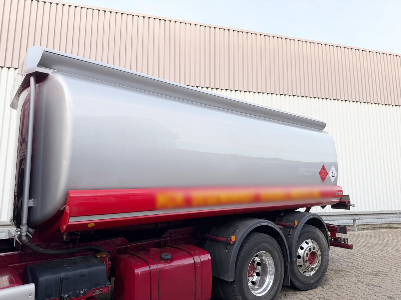 MAN TGS 26.400 6x2-4 LL TGS 26.400 6x2-4 LL, Lenk-/Lift, Navi, ADR, Esterer Tank ca. 19270l, 2 Kammern, Funk - Truk tangki: gambar 3 MAN TGS 26.400 6x2-4 LL TGS 26.400 6x2-4 LL, Lenk-/Lift, Navi, ADR, Esterer Tank ca. 19270l, 2 Kammern, Funk - Truk tangki: gambar 3