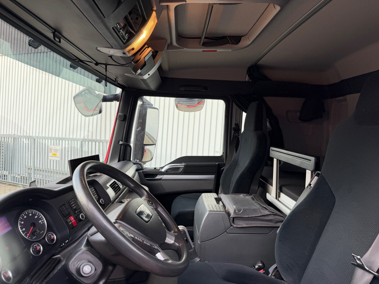 MAN TGS 26.400 6x2-4 LL TGS 26.400 6x2-4 LL, Lenk-/Lift, Navi, ADR, Esterer Tank ca. 19270l, 2 Kammern, Funk - Truk tangki: gambar 5 MAN TGS 26.400 6x2-4 LL TGS 26.400 6x2-4 LL, Lenk-/Lift, Navi, ADR, Esterer Tank ca. 19270l, 2 Kammern, Funk - Truk tangki: gambar 5