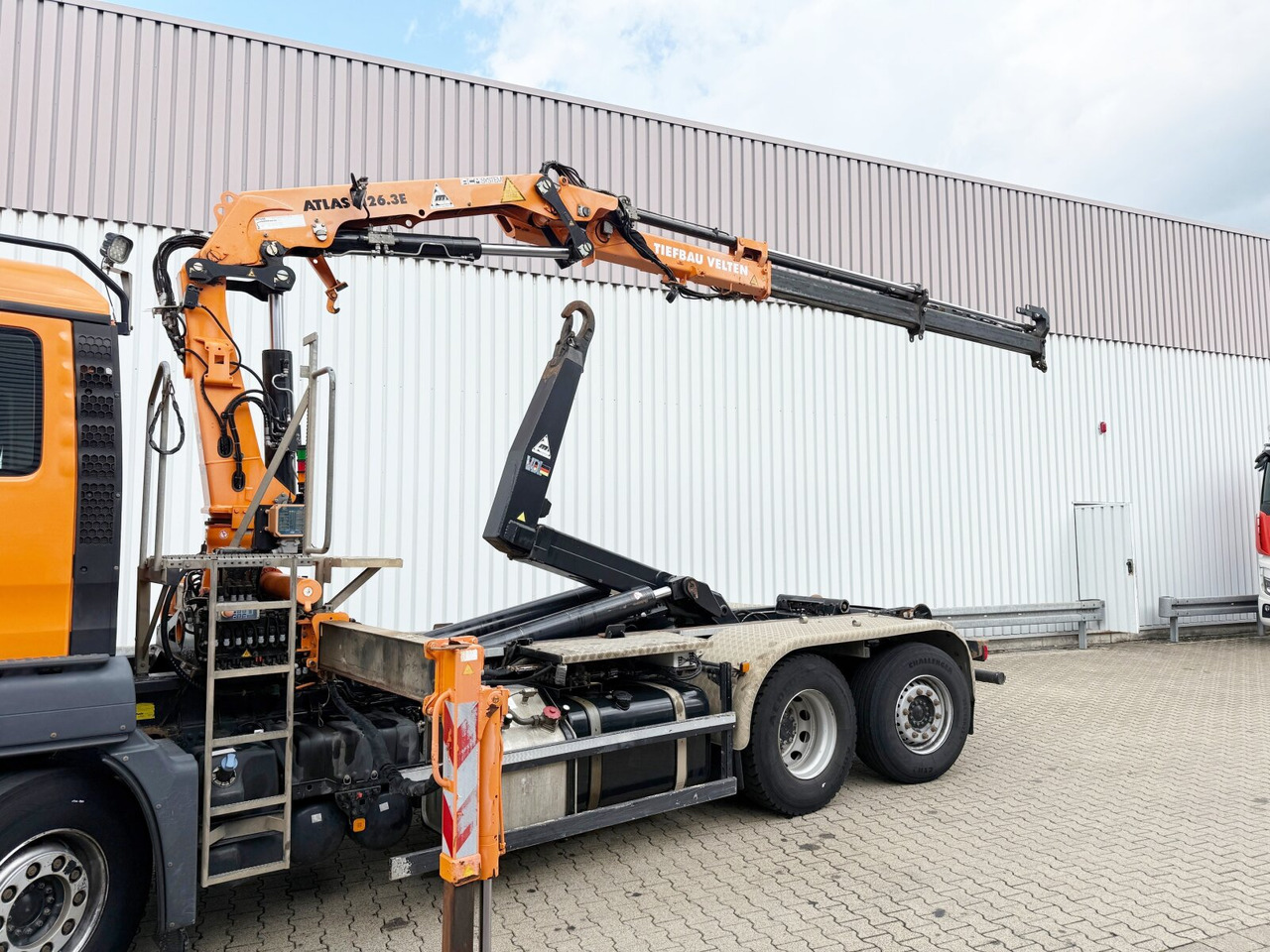 MAN TGS 28.440 6x2-4 BL TGS 28.440 6x2-4 BL, Lenk-/Liftachse, Kran Atlas 126.3E-A2L, Funk - Hook lift, Truk derek: gambar 2 MAN TGS 28.440 6x2-4 BL TGS 28.440 6x2-4 BL, Lenk-/Liftachse, Kran Atlas 126.3E-A2L, Funk - Hook lift, Truk derek: gambar 2