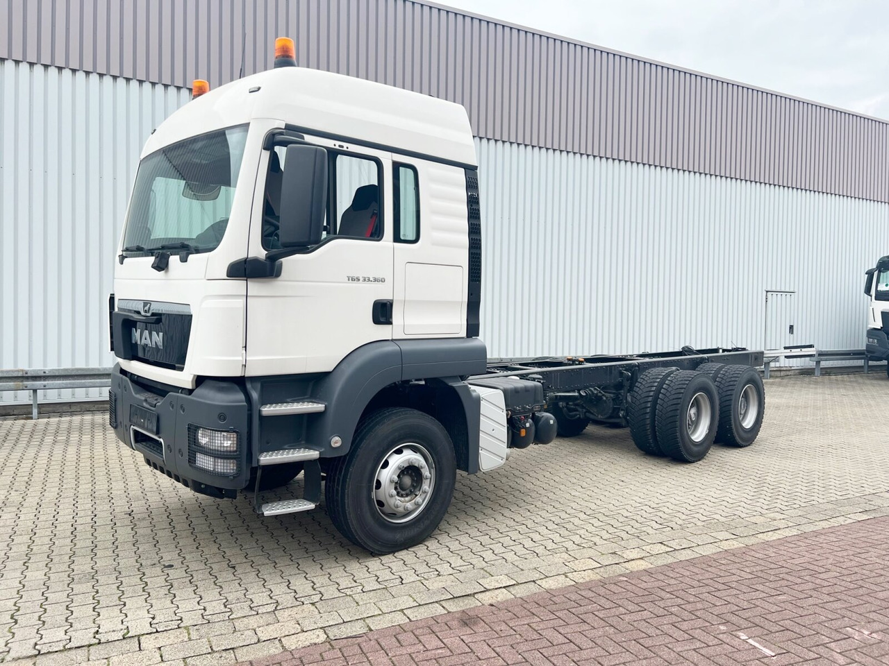 MAN TGS 33.360 6x4 BB TGS 33.360 6x4 BB, Häckslerkabine, NMV Nebenantrieb - Truk sasis: gambar 1 MAN TGS 33.360 6x4 BB TGS 33.360 6x4 BB, Häckslerkabine, NMV Nebenantrieb - Truk sasis: gambar 1