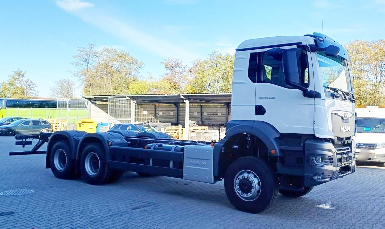 MAN TGS 33.440 6x6 BB CH TGS 33.440 6x6 BB CH, Hohe Bauart, Nebenantrieb - Truk sasis: gambar 1 MAN TGS 33.440 6x6 BB CH TGS 33.440 6x6 BB CH, Hohe Bauart, Nebenantrieb - Truk sasis: gambar 1