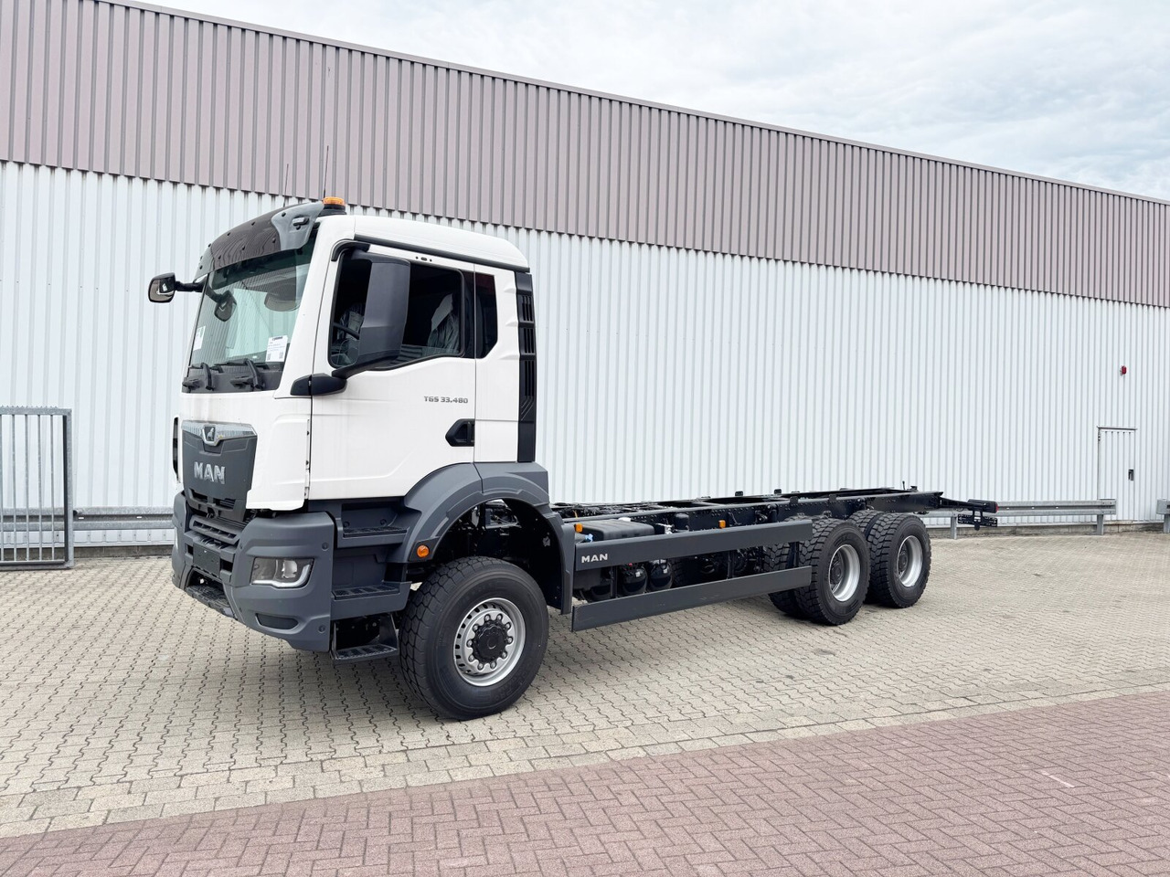 MAN TGS 33.480 6x6 BB CH TGS 33.480 6x6 BB CH, Hohe Bauart, Nebenantrieb - Truk sasis: gambar 1 MAN TGS 33.480 6x6 BB CH TGS 33.480 6x6 BB CH, Hohe Bauart, Nebenantrieb - Truk sasis: gambar 1