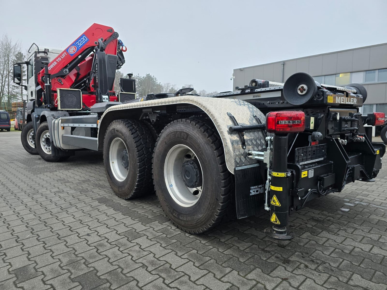 MAN TGS 35.480 8X4 BL TGS 35.480 8X4 BL, Intarder, Kran HMF 3220-K6, 4-fach Abstützung, Funk - Hook lift, Truk derek: gambar 4 MAN TGS 35.480 8X4 BL TGS 35.480 8X4 BL, Intarder, Kran HMF 3220-K6, 4-fach Abstützung, Funk - Hook lift, Truk derek: gambar 4