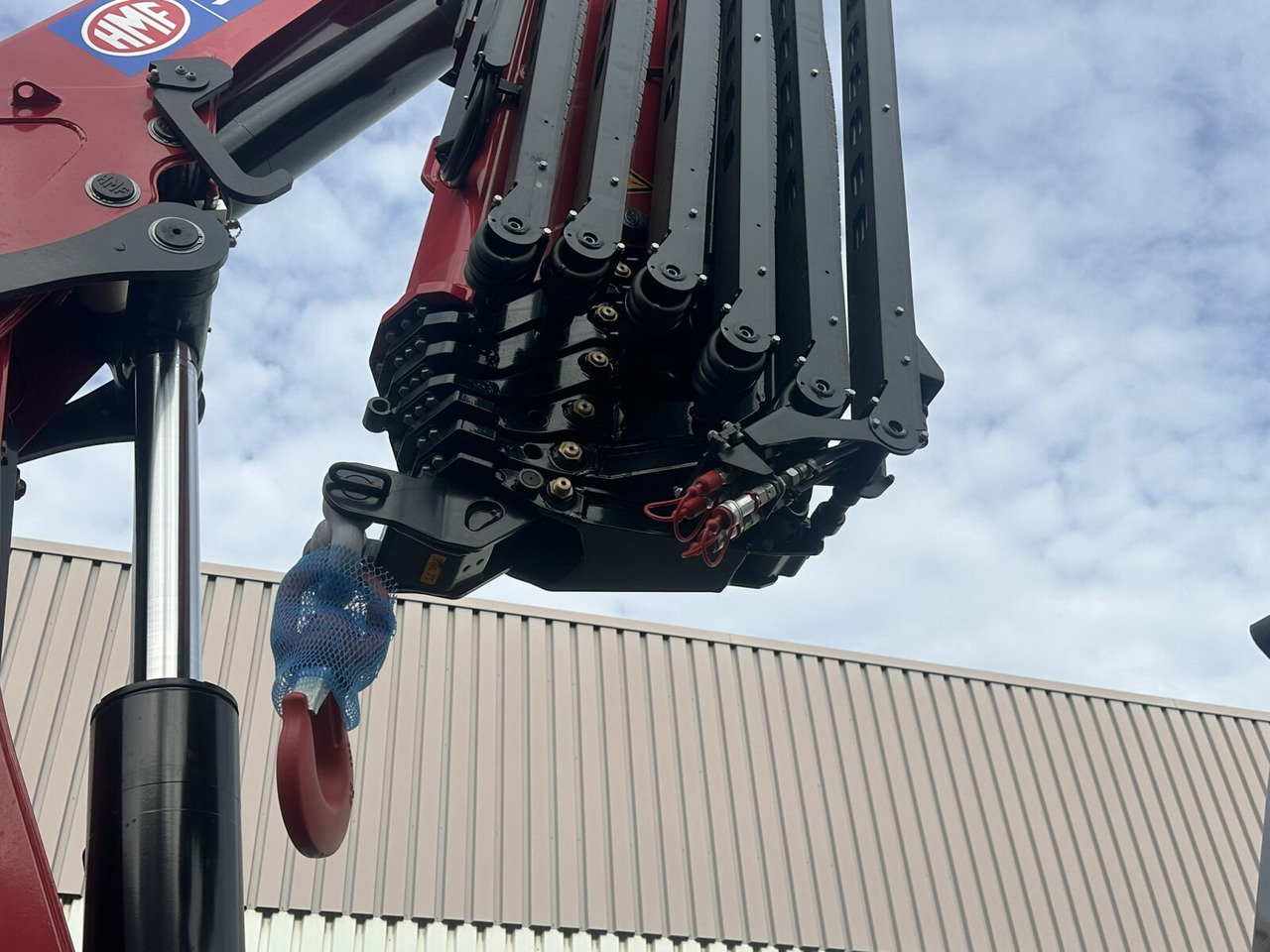 MAN TGS 35.480 8X4 BL TGS 35.480 8X4 BL, Intarder, Kran HMF 3220-K6, 4-fach Abstützung, Funk - Hook lift, Truk derek: gambar 4 MAN TGS 35.480 8X4 BL TGS 35.480 8X4 BL, Intarder, Kran HMF 3220-K6, 4-fach Abstützung, Funk - Hook lift, Truk derek: gambar 4